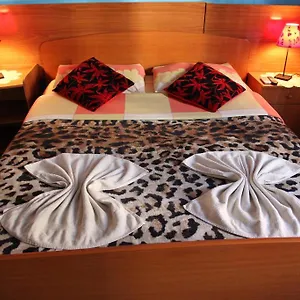 hotel-parlamenti.hotels-in-tirana.com/